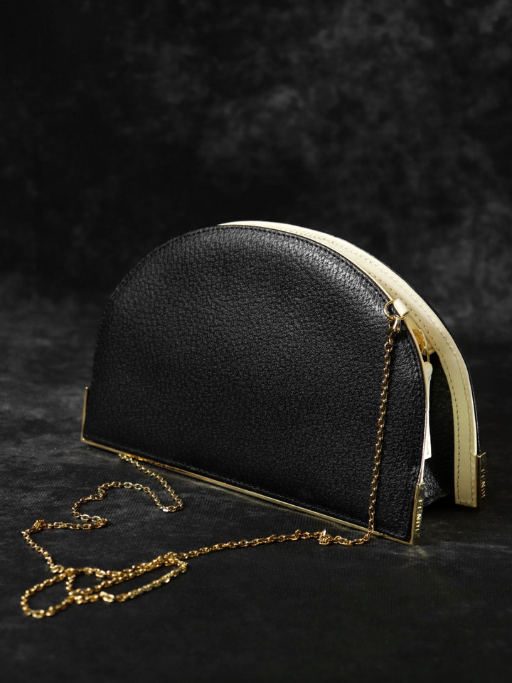 【美品】FENDI フェンディ 2321 26814 斜め掛け 肩掛け チェーンショルダーバッグ 薄型ミニバッグ ハーフムーン ブラック/ホワイト 黒/白 レザー
