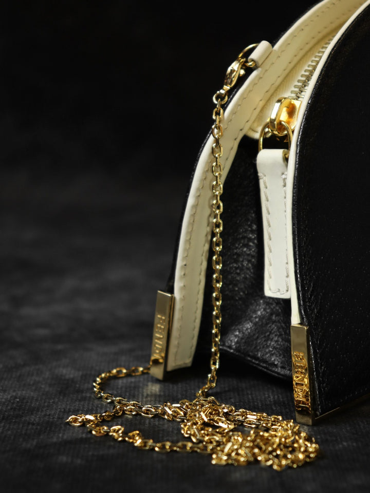 【美品】FENDI フェンディ 2321 26814 斜め掛け 肩掛け チェーンショルダーバッグ 薄型ミニバッグ ハーフムーン ブラック/ホワイト 黒/白 レザー