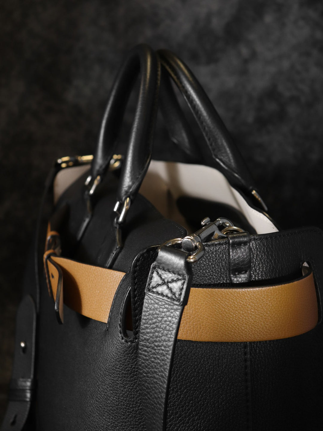 BURBERRYバーバリー ベルト ハンドバッグ トートバッグ ショルダーバッグ 肩掛け 2way レザー ブラック ベージュ
