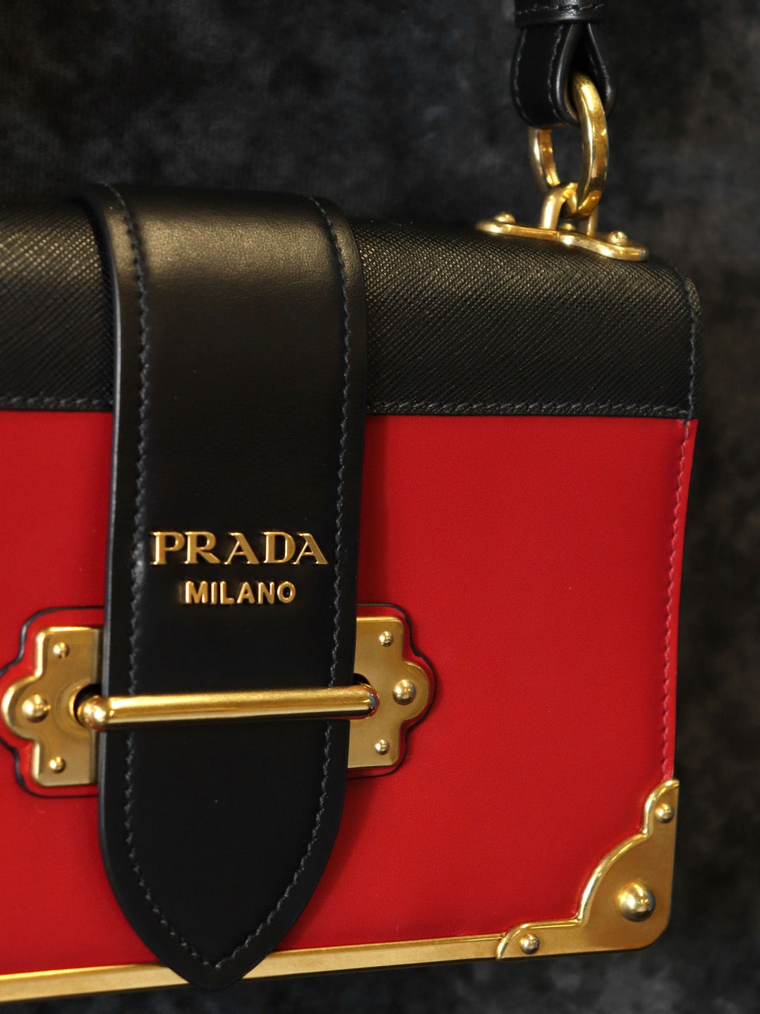 PRADA プラダ カイエ 斜め掛け ミニショルダーバッグ サフィアーノレザー レッド/ブラック/ゴールド 赤/黒