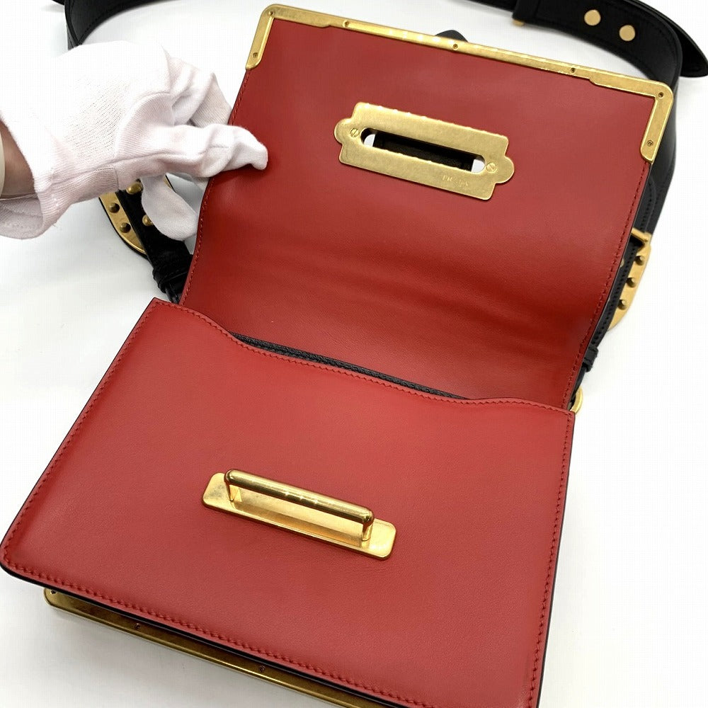 PRADA プラダ カイエ 斜め掛け ミニショルダーバッグ サフィアーノレザー レッド/ブラック/ゴールド 赤/黒