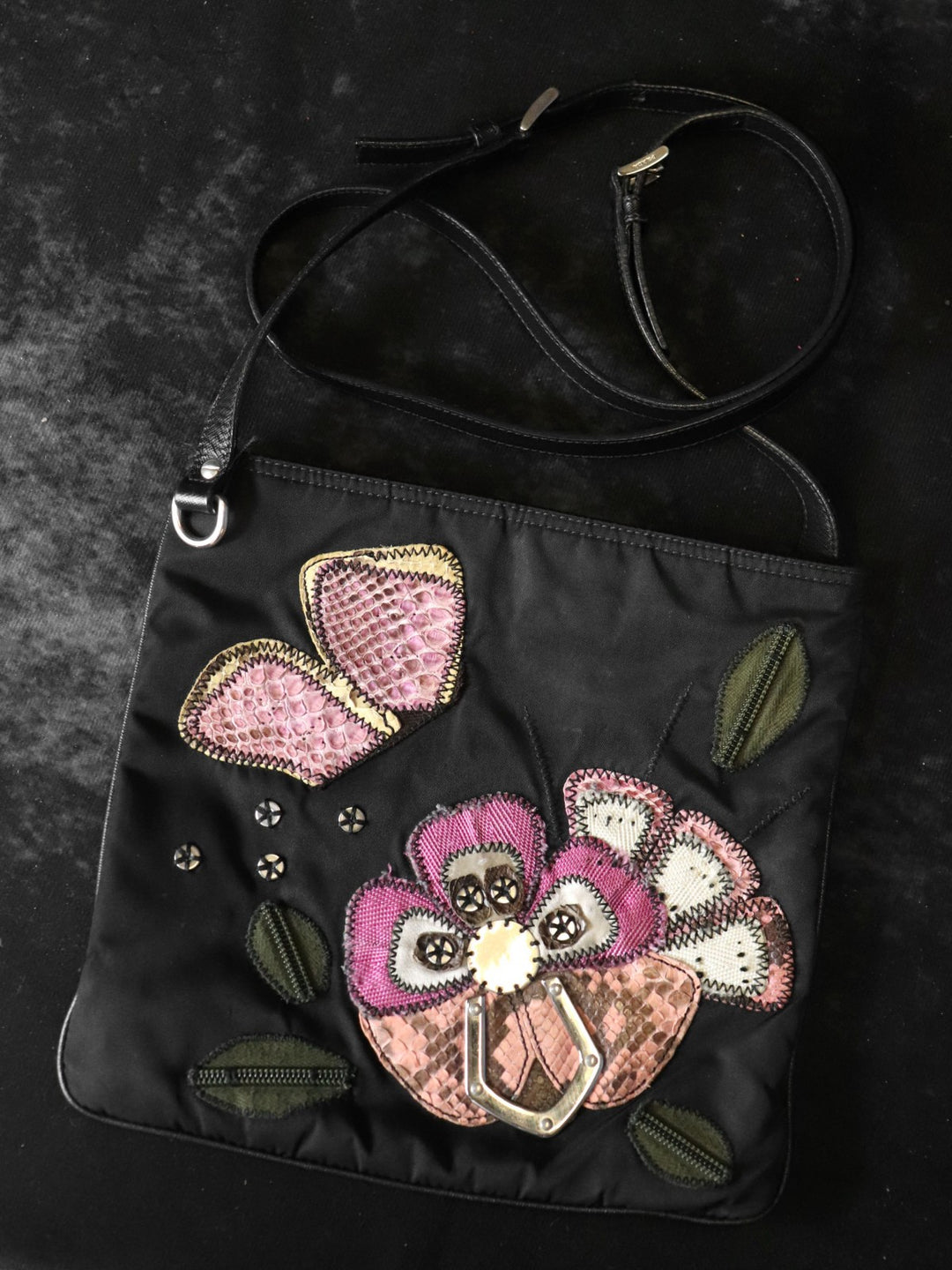 PRADA プラダ フラワー刺繍 ショルダーバッグ 薄型 サコッシュ ナイロン/パイソン ブラック