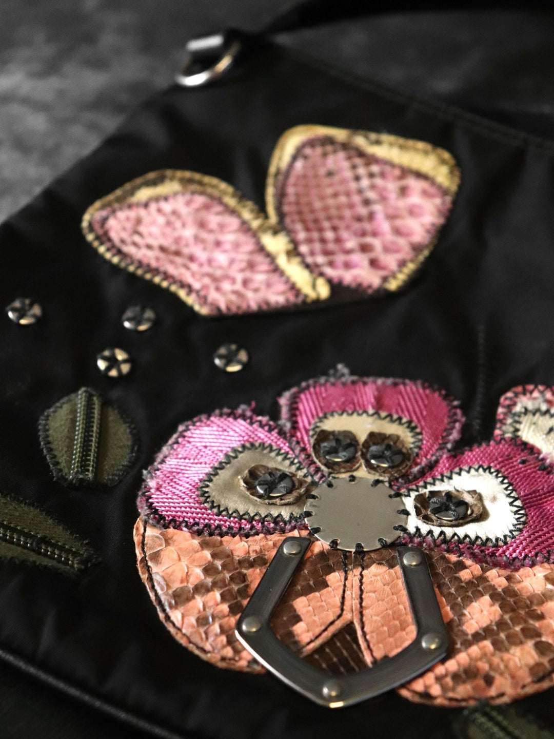 PRADA プラダ フラワー刺繍 ショルダーバッグ 薄型 サコッシュ ナイロン/パイソン ブラック