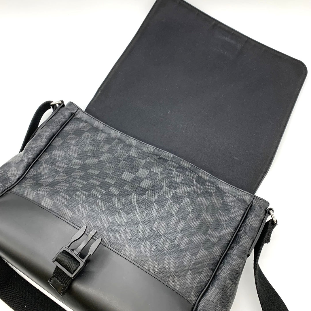 LOUIS VUITTON ルイ ヴィトン N41458 メッセンジャーMM A4入る 斜め掛けショルダーバッグ ブラック ダミエグラフィット PVC レザー