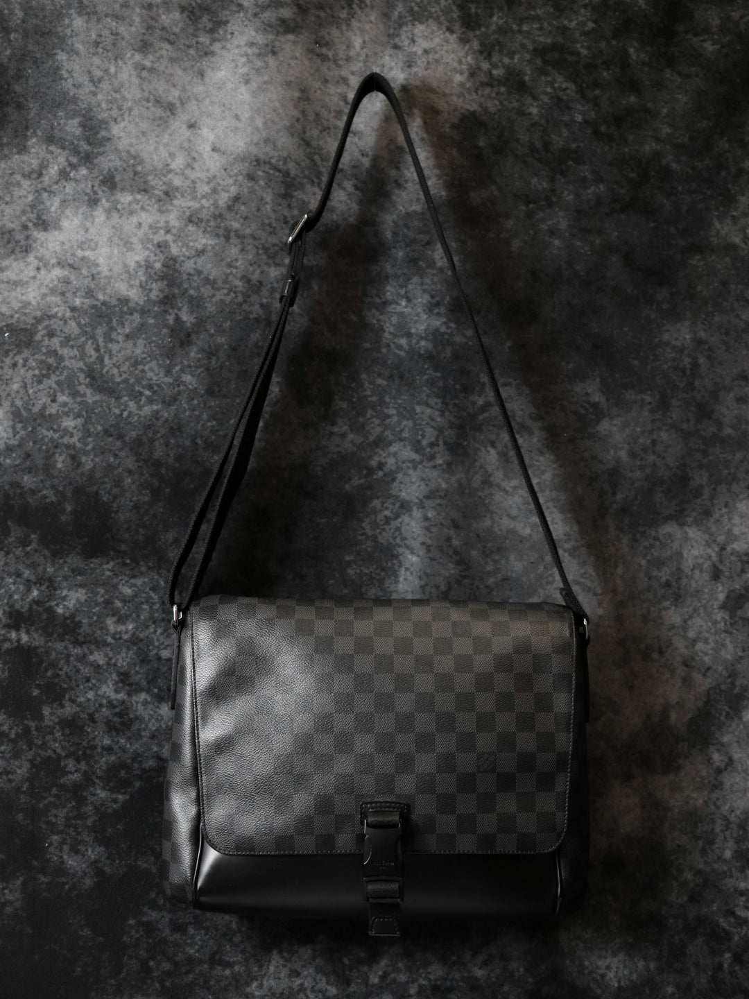 LOUIS VUITTON ルイ ヴィトン N41458 メッセンジャーMM A4入る 斜め掛けショルダーバッグ ブラック ダミエグラフィット PVC レザー