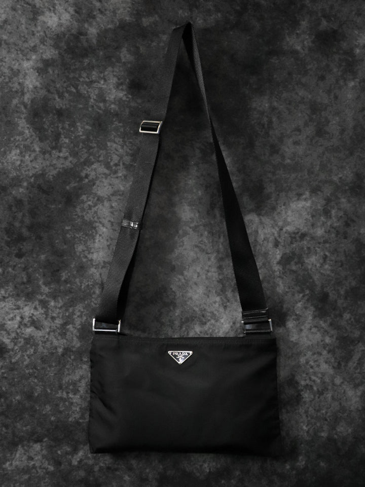 PRADA プラダ ショルダーバッグ 斜め掛け 横長 薄型 ナイロン ブラック