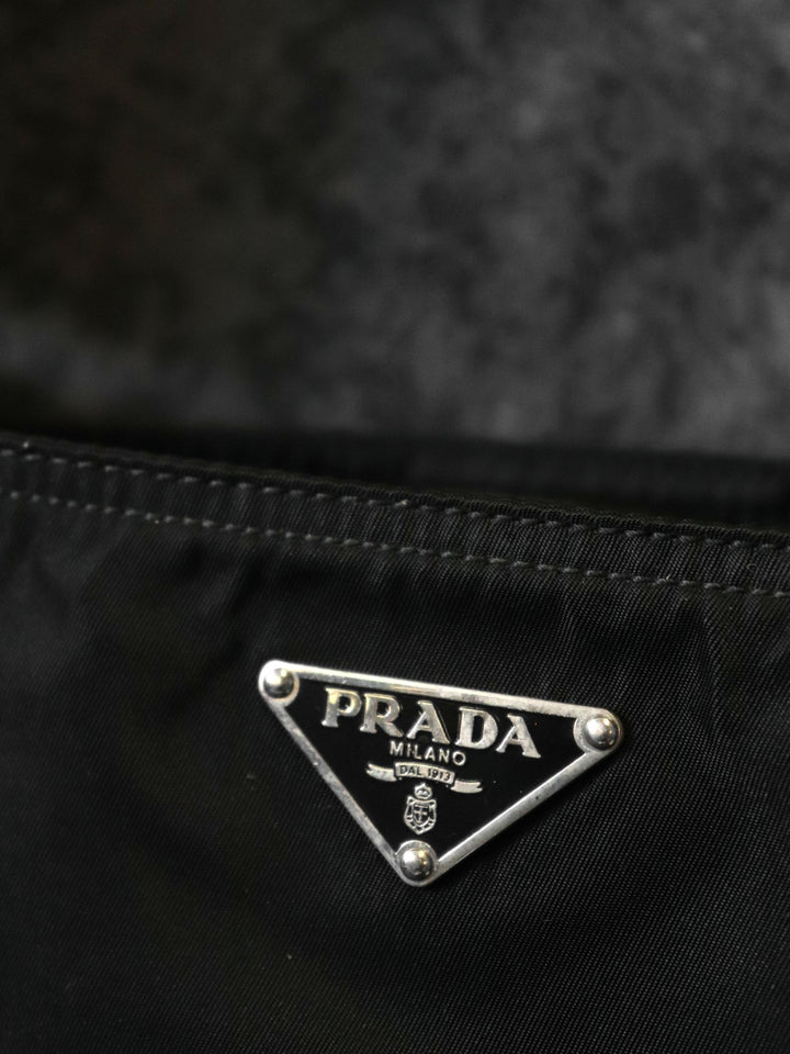 PRADA プラダ ショルダーバッグ 斜め掛け 横長 薄型 ナイロン ブラック