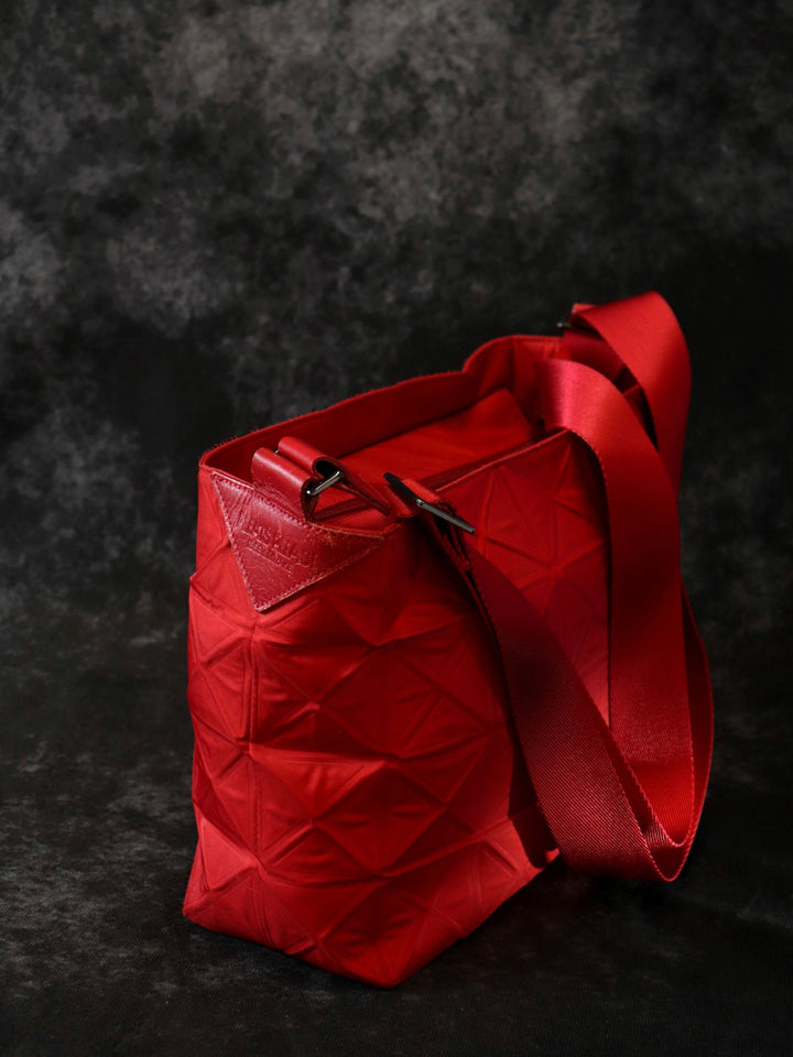 ISSEY MIYAKE イッセイミヤケ プリーツプリーズ ショルダーバッグ 赤 ポリエステル