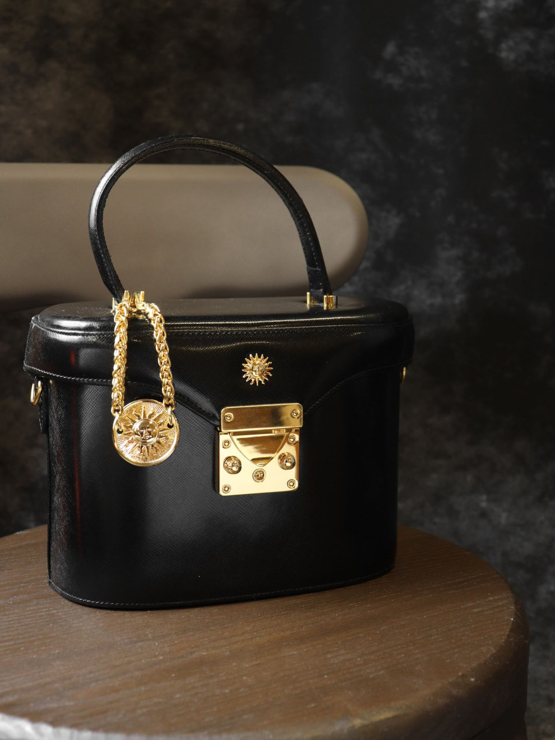 美品 VERSACE ヴェルサーチ バニティバッグ メイクケース コスメ ブラック ゴールドチャーム付き レザー小物