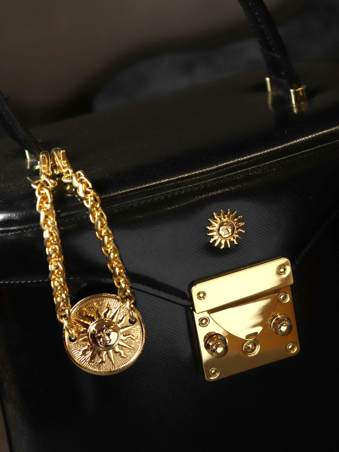 美品 VERSACE ヴェルサーチ バニティバッグ メイクケース コスメ ブラック ゴールドチャーム付き レザー小物