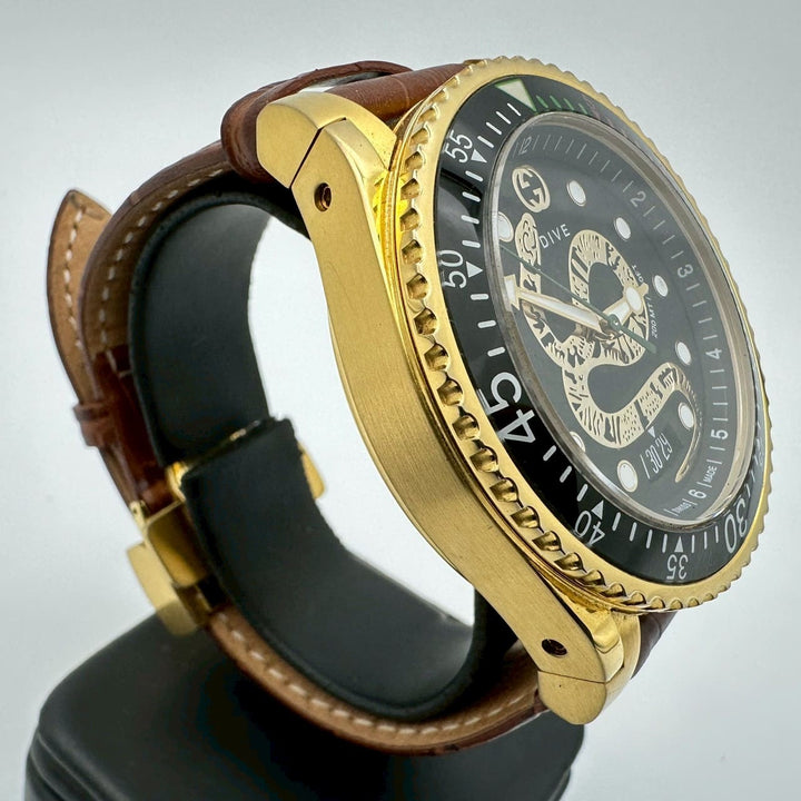 GUCCI グッチ 腕時計 ダイブ YA136219/136.2 デイト スネーク 蛇 へび クォーツ SS ブラック ゴールド レザー ブランド