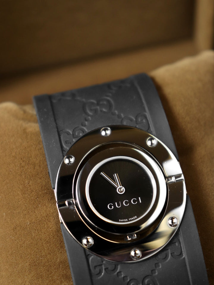 GUCCI グッチ 腕時計 トワール バングルウォッチ 112 GG ラバー クォーツ ブラック ブランド
